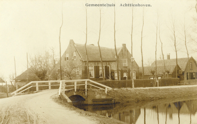 6866 Gezicht op het gemeentehuis aan de Kerkdijk te Achttienhoven uit het noordoosten, met op de voorgrond de brug over ...